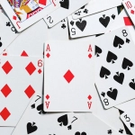 Блэкджек в казино - карты и фишки для азартной игры авантюристов